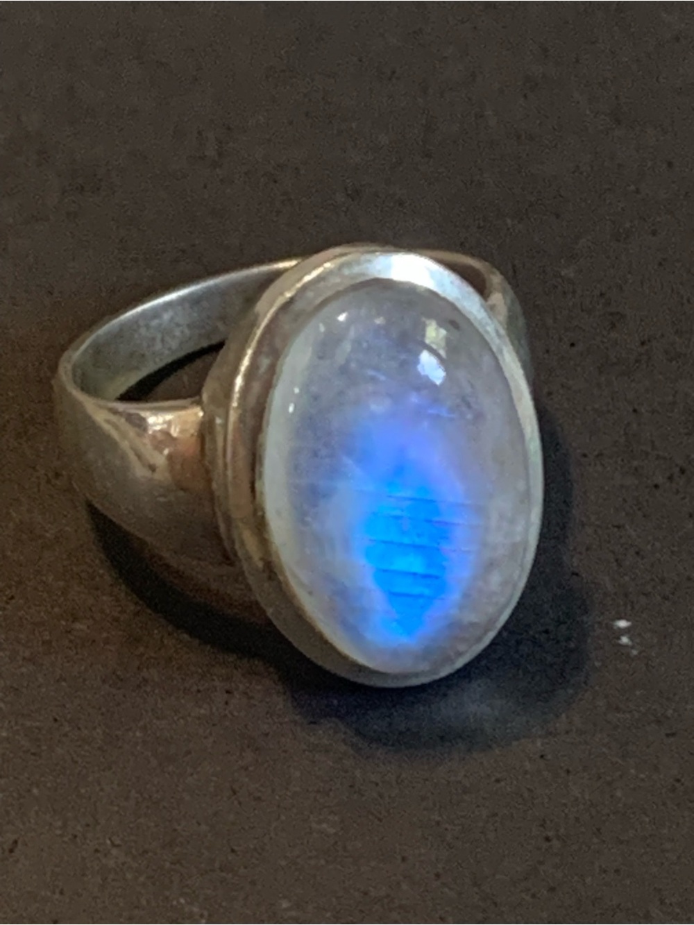 Sterling Silver Moonstone Ring with Blue Flash. Size 8 1/4
